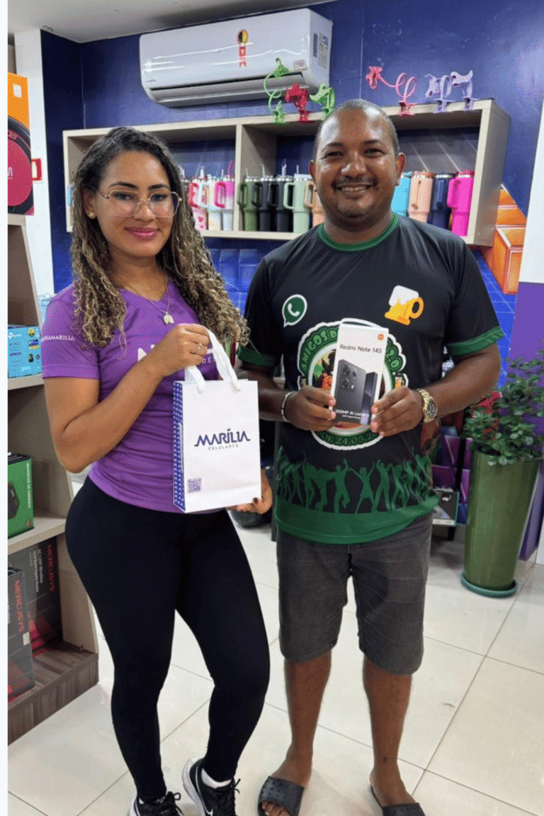 marilia-celulares-paragominas-cliente-recebendo-celular (13)