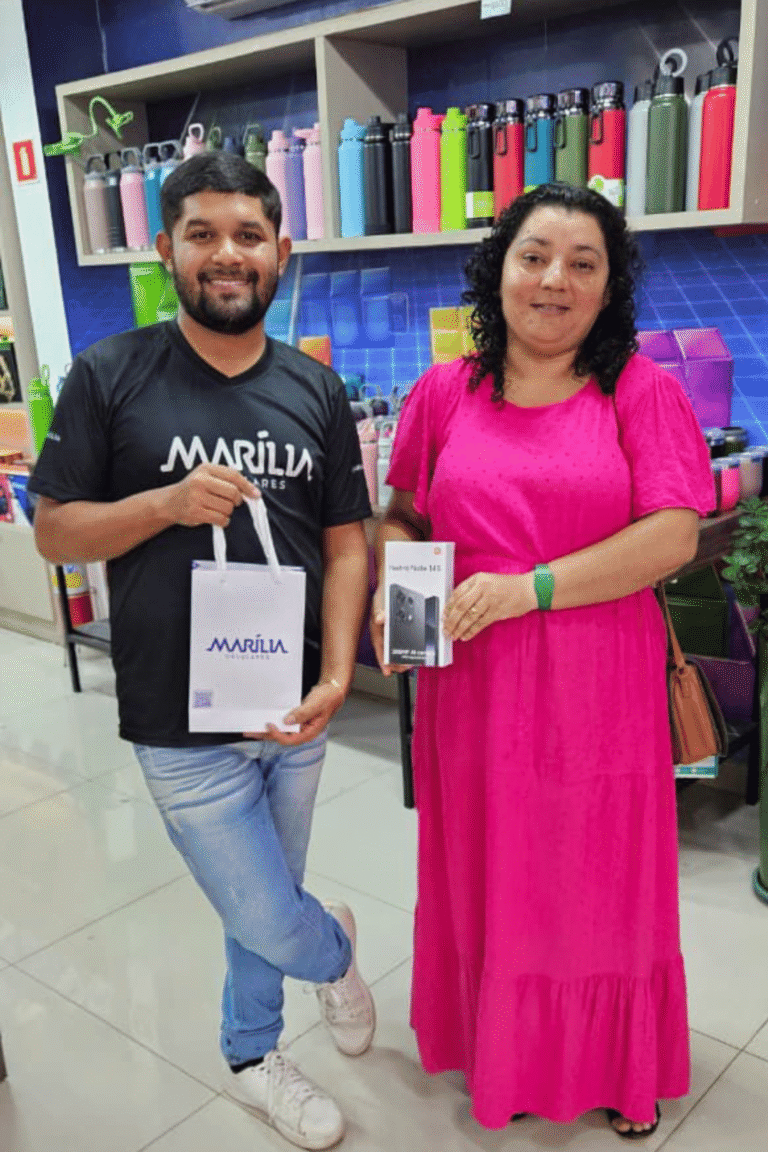 marilia-celulares-paragominas-cliente-recebendo-celular (14)