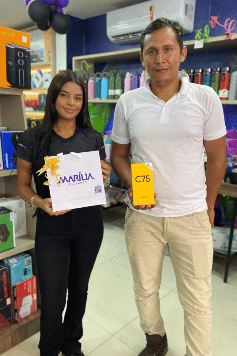 marilia-celulares-paragominas-cliente-recebendo-celular (15)