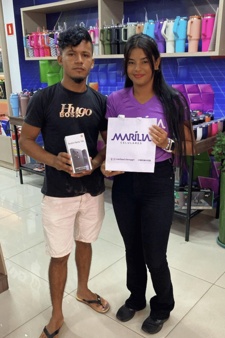 marilia-celulares-paragominas-cliente-recebendo-celular (16)