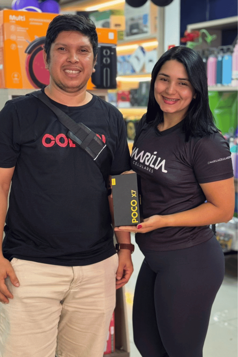 marilia-celulares-paragominas-cliente-recebendo-celular (18)