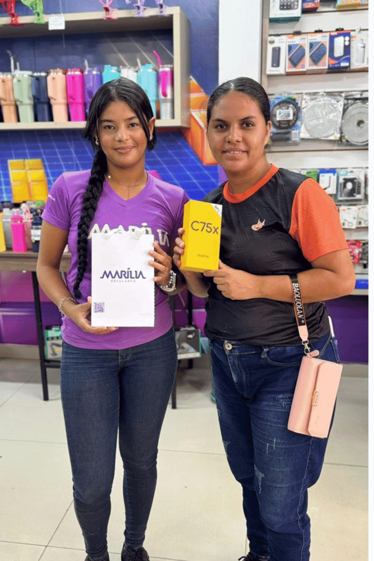 marilia-celulares-paragominas-cliente-recebendo-celular (2)