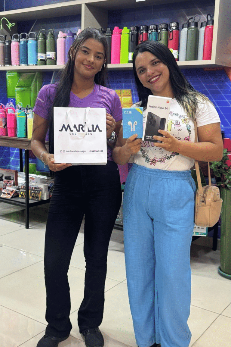 marilia-celulares-paragominas-cliente-recebendo-celular (3)