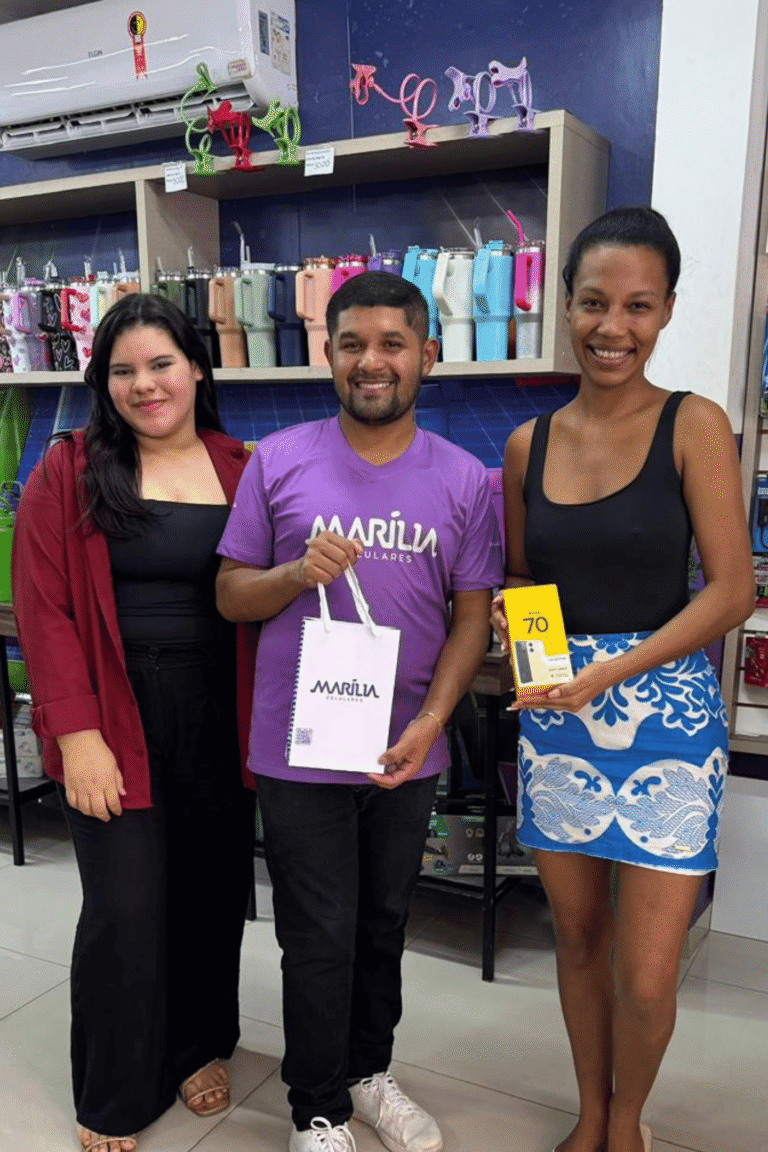 marilia-celulares-paragominas-cliente-recebendo-celular (30)