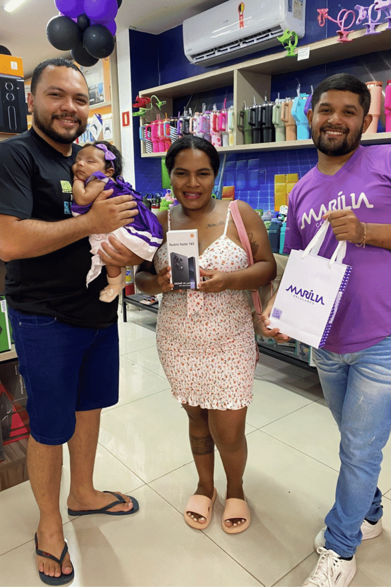 marilia-celulares-paragominas-cliente-recebendo-celular (33)