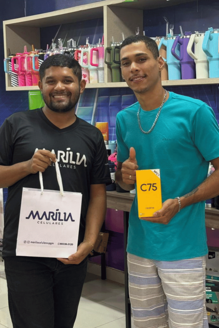 marilia-celulares-paragominas-cliente-recebendo-celular (5)