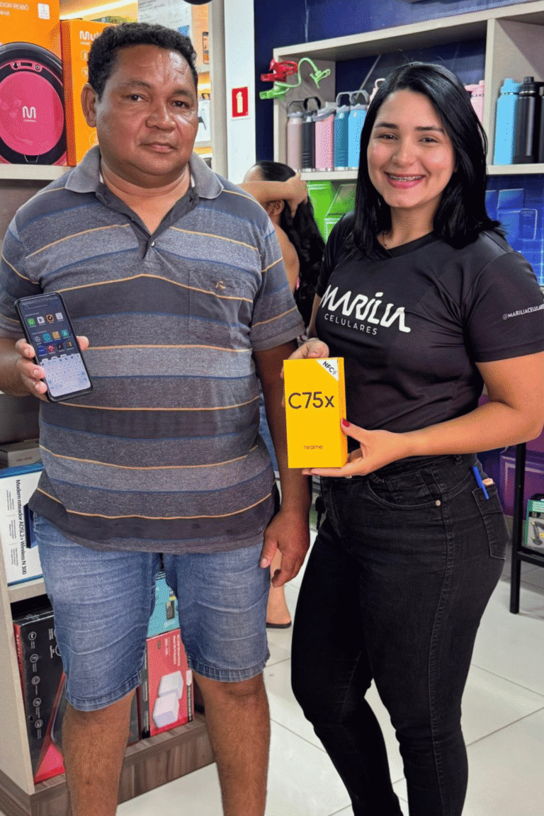 marilia-celulares-paragominas-cliente-recebendo-celular (6)