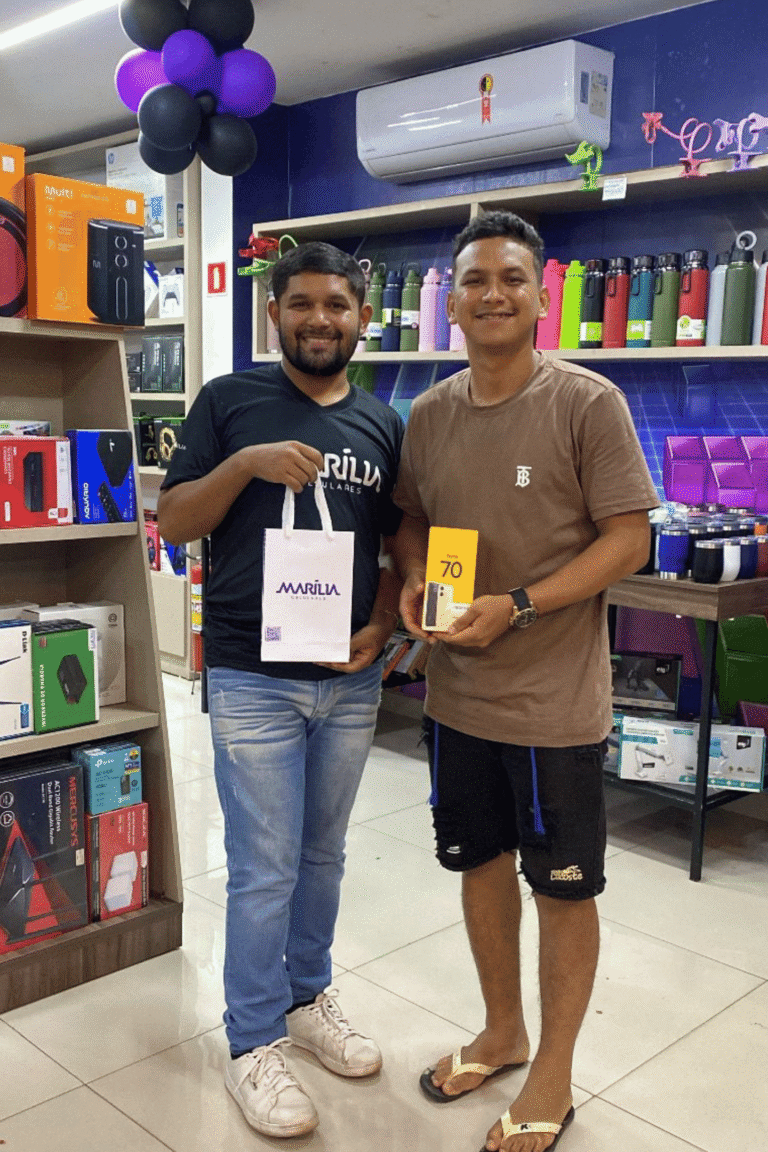 marilia-celulares-paragominas-cliente-recebendo-celular (7)